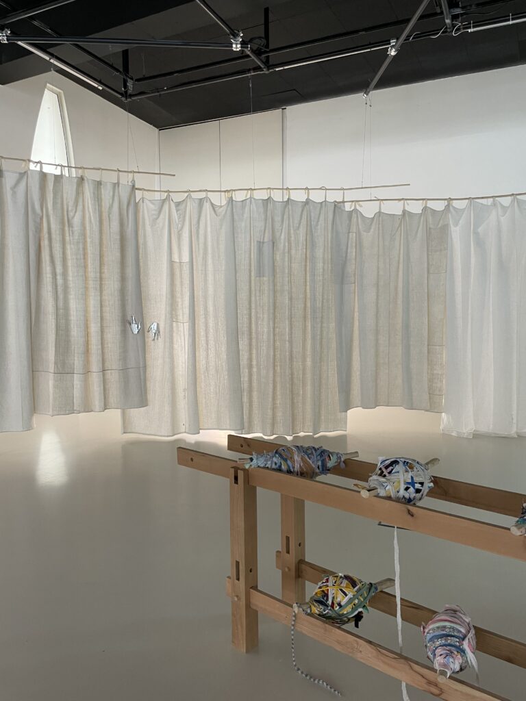 Vue de l’exposition “Reprises de soin” de Clara Denidet, présentée au Pavillon Blanc (Colomiers) du 23 mai au 23 août 2025. Une réflexion poétique sur la réparation, la mémoire des objets et les gestes invisibles.