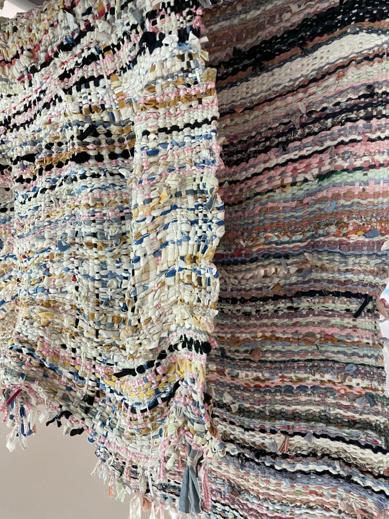 Vue de l’exposition “Reprises de soin” de Clara Denidet, présentée au Pavillon Blanc (Colomiers) du 23 mai au 23 août 2025. Une réflexion poétique sur la réparation, la mémoire des objets et les gestes invisibles.