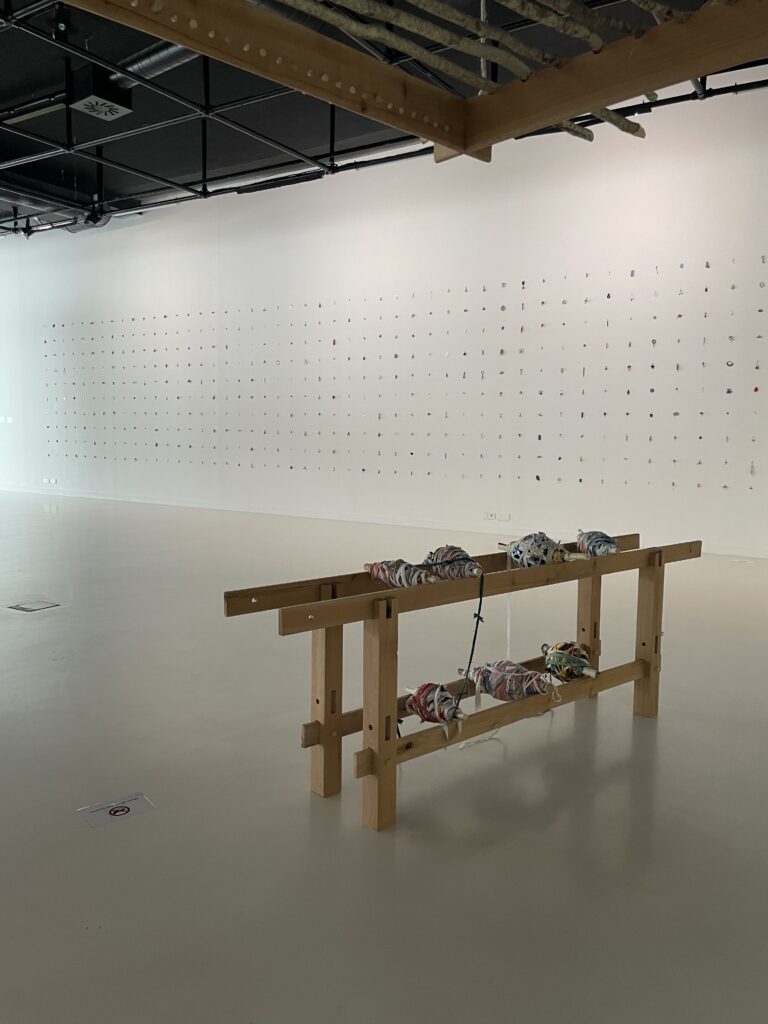 Vue de l’exposition “Reprises de soin” de Clara Denidet, présentée au Pavillon Blanc (Colomiers) du 23 mai au 23 août 2025. Une réflexion poétique sur la réparation, la mémoire des objets et les gestes invisibles.