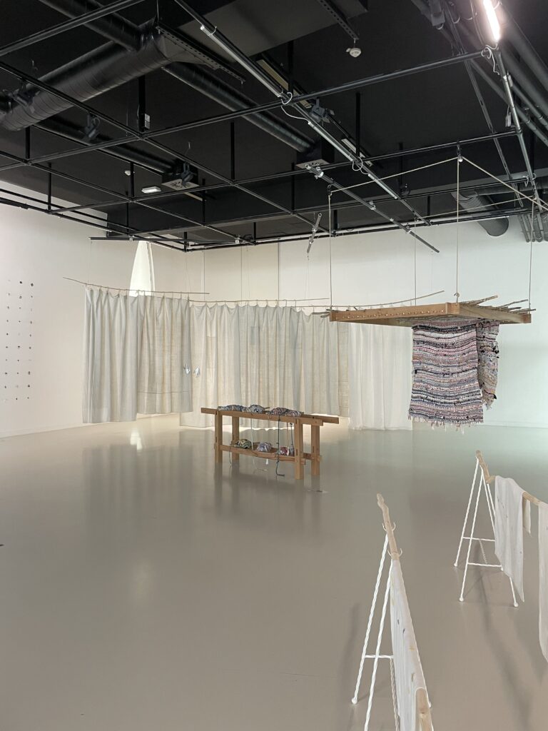 Vue de l’exposition “Reprises de soin” de Clara Denidet, présentée au Pavillon Blanc (Colomiers) du 23 mai au 23 août 2025. Une réflexion poétique sur la réparation, la mémoire des objets et les gestes invisibles.