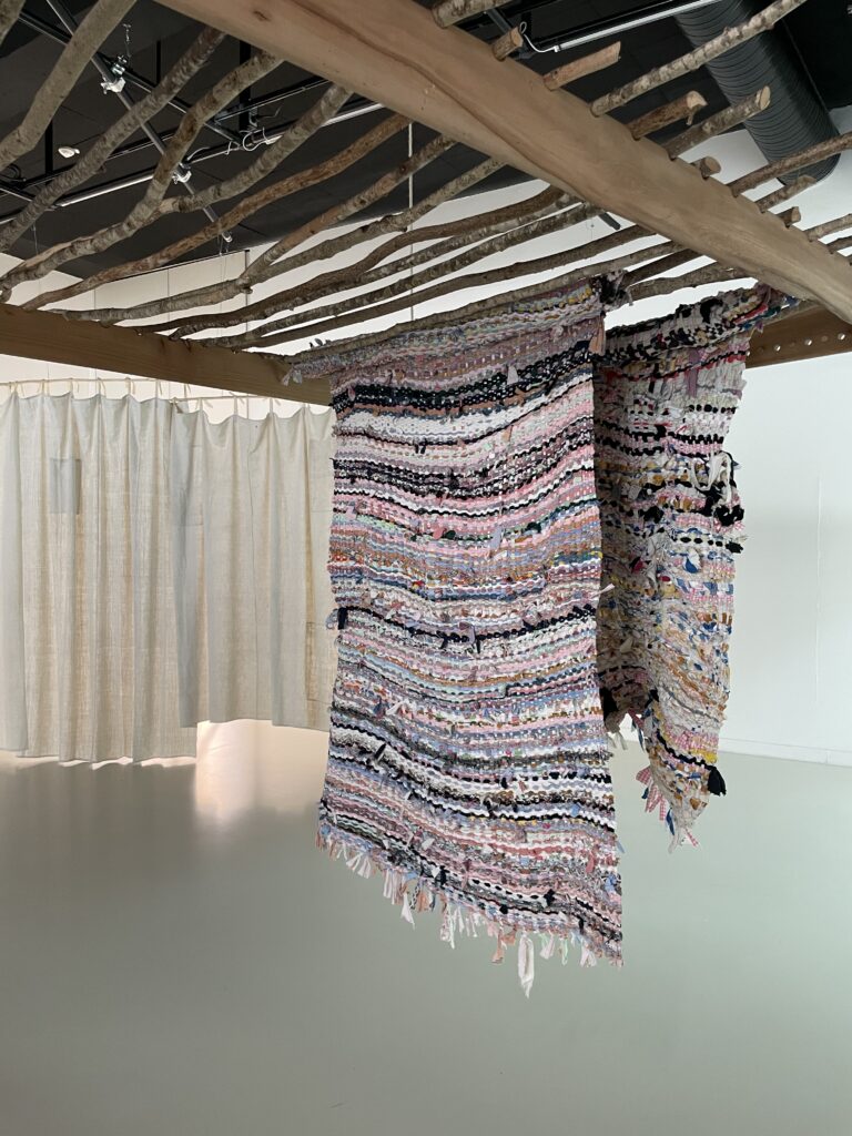 Vue de l’exposition “Reprises de soin” de Clara Denidet, présentée au Pavillon Blanc (Colomiers) du 23 mai au 23 août 2025. Une réflexion poétique sur la réparation, la mémoire des objets et les gestes invisibles.