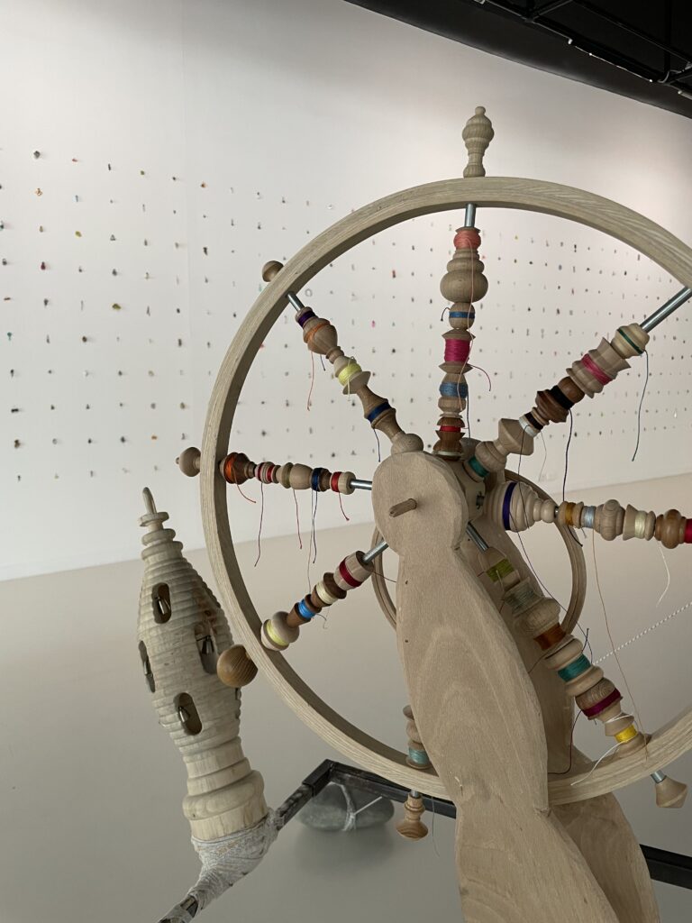 Vue de l’exposition “Reprises de soin” de Clara Denidet, présentée au Pavillon Blanc (Colomiers) du 23 mai au 23 août 2025. Une réflexion poétique sur la réparation, la mémoire des objets et les gestes invisibles.