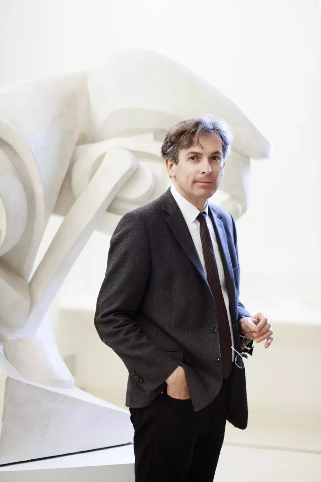 Sylvain Amic devant Le Cheval majeur de Raymond Duchamp-Villon, au musée des beaux-arts.