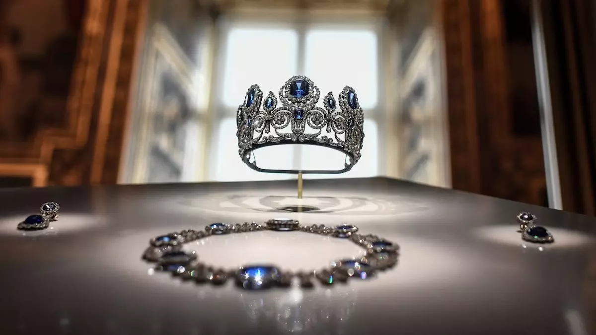 Diadème et collier de la reine Marie-Amélie et de la reine Hortense (1800-1825) exposés dans la Galerie d'Apollon du musée du Louvre (Paris), le 14 janvier 2020. (STEPHANE DE SAKUTIN : AFP)