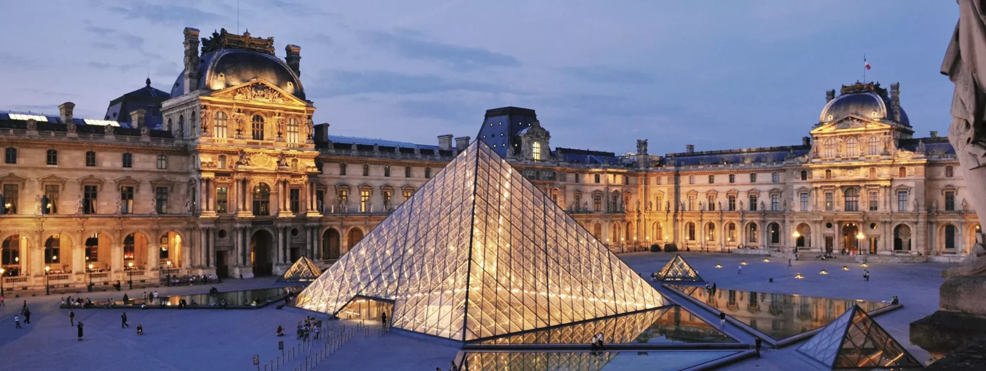 Vol spectaculaire au Louvre : les bijoux de la Couronne de France dérobés