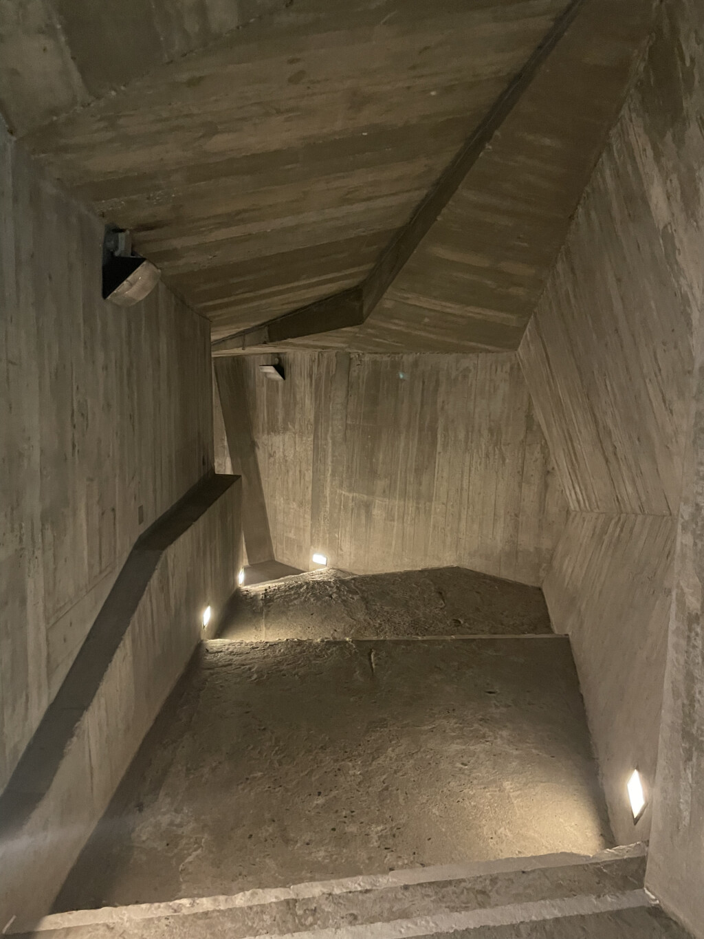 Vue de l’exposition “Henri-Georges Adam – Un Moderne Révélé” au Monument à la Gloire de la Résistance, Toulouse.