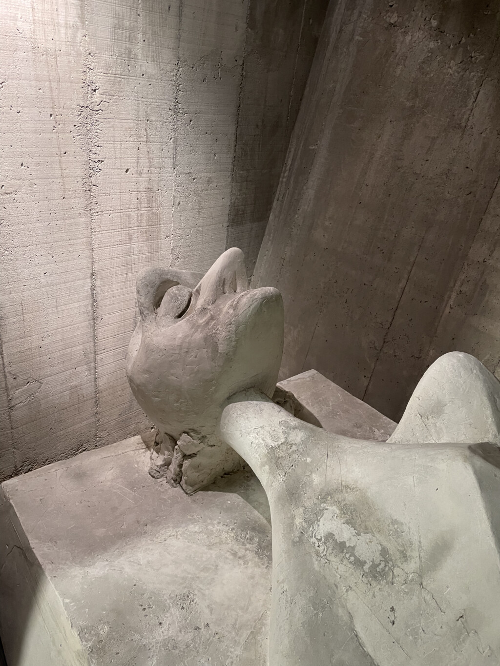 Vue de l’exposition “Henri-Georges Adam – Un Moderne Révélé” au Monument à la Gloire de la Résistance, Toulouse.
