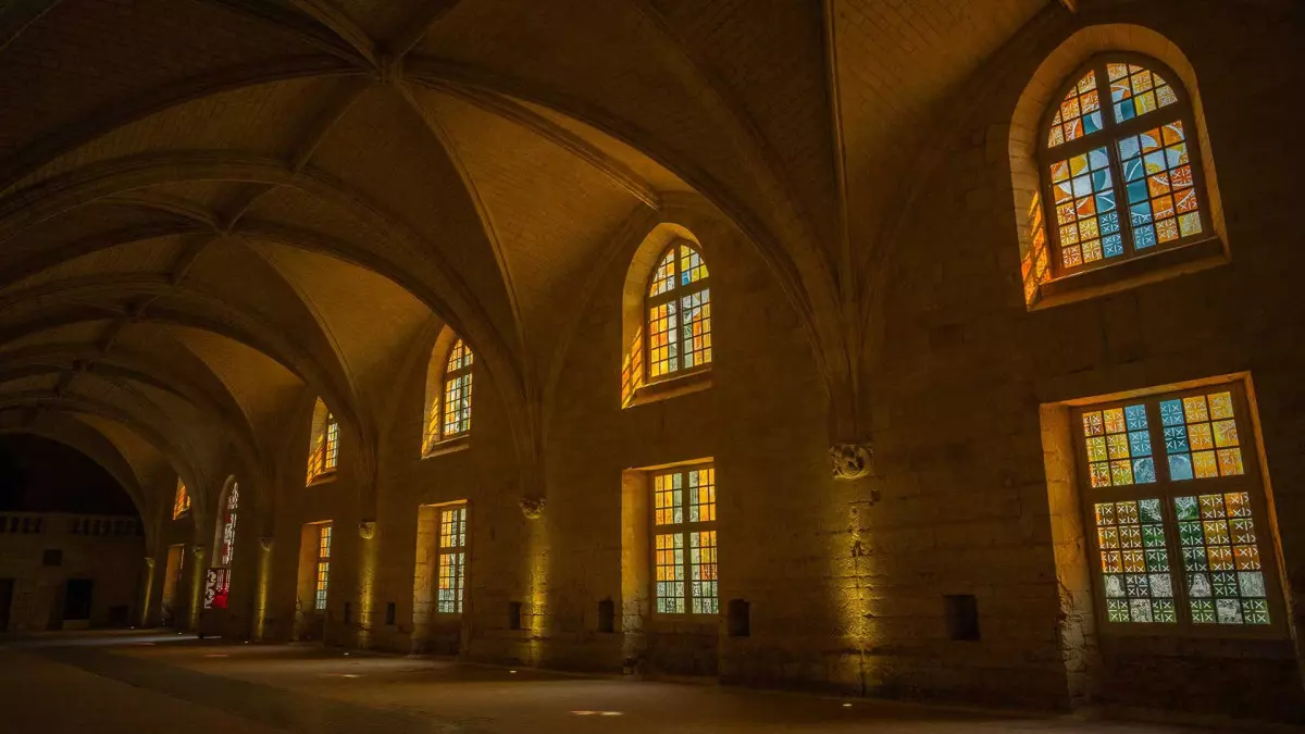Abbaye de Fontevraud accueille les nouveaux vitraux de François Rouan