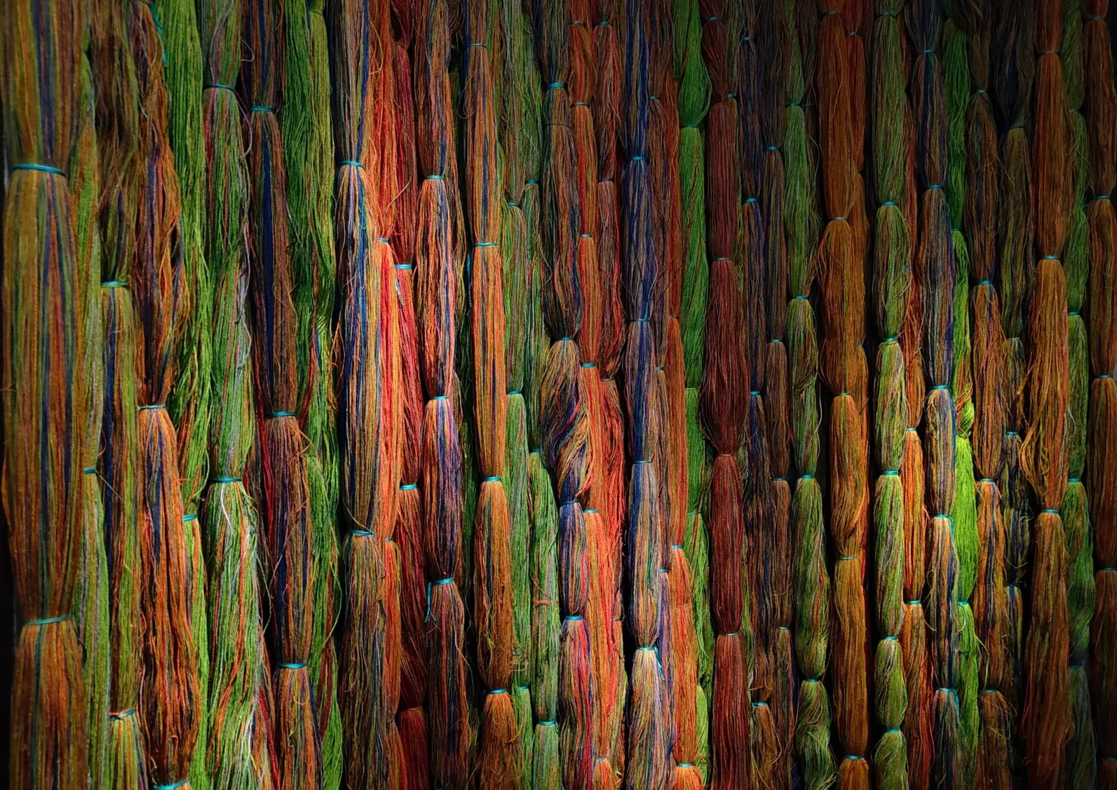 1198826-le-fil-voyageur-une-exposition-autour-des-arts-textiles-au-musee-du-quai-branly-nos-photos-fotor-1759154549608