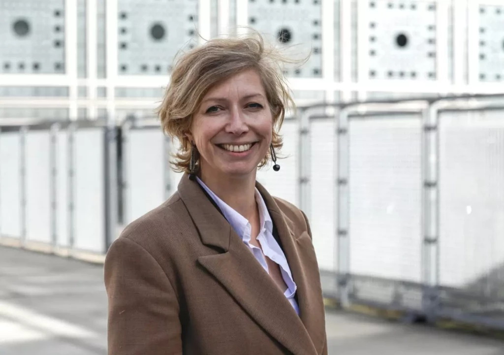 Anne-Claire Legendre devant l'Institut du monde arabe (IMA) à Paris, le 17 février 2026. © Photo Geoffroy Van der Hasselt / AFP.