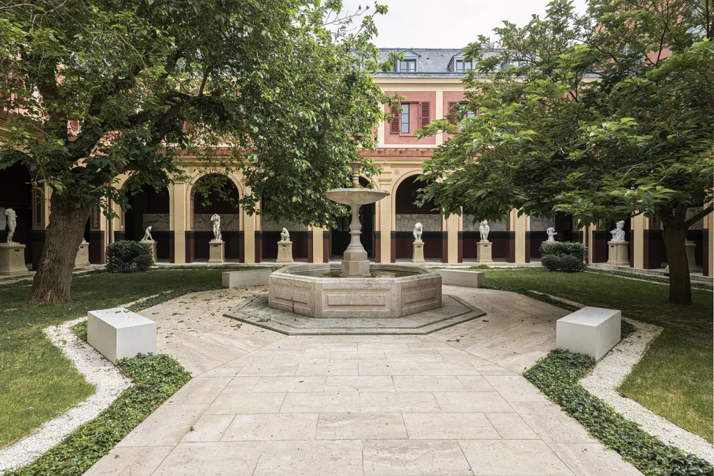 cour-murier-arbre-fontaine-statues-vue-face-jean-baptiste-monteil