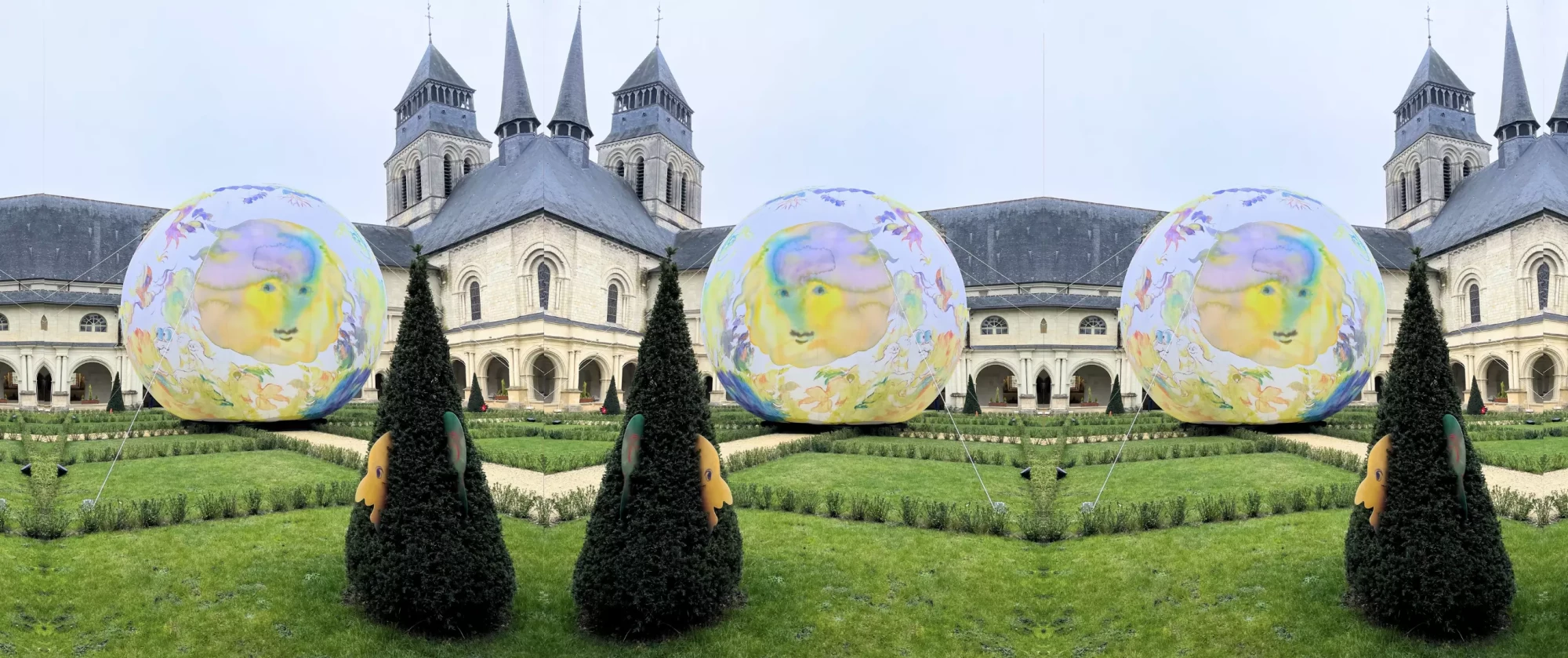 Une lune de 9 mètres illumine l’Abbaye de Fontevraud – Bonjour de la nuit
