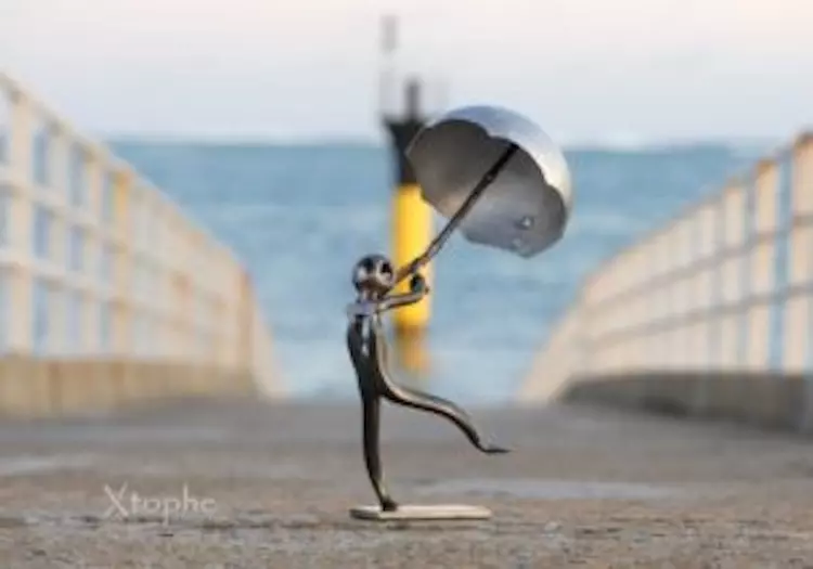 Petit-homme-parapluie-300x210