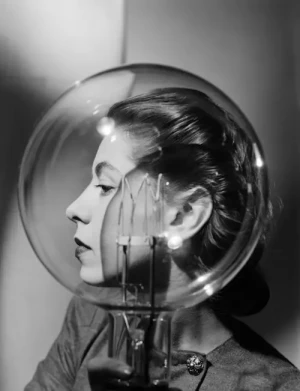 2._lee_miller_model_with_lightbulb_c.1943._lee_miller_archives