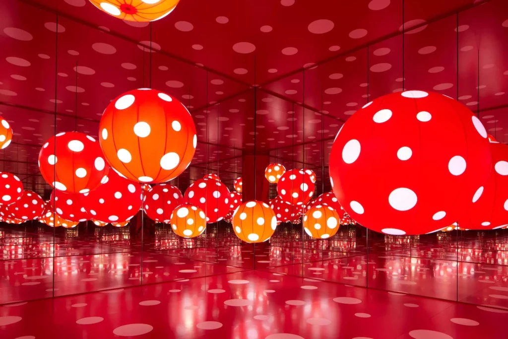 Dots Obsession, 2013 Vue d'installation de l'exposition du Festival international de Manchester 2023 « Yayoi Kusama/ You, Me and the Balloons » aux studios Aviva. Images © David Levene.David Levene