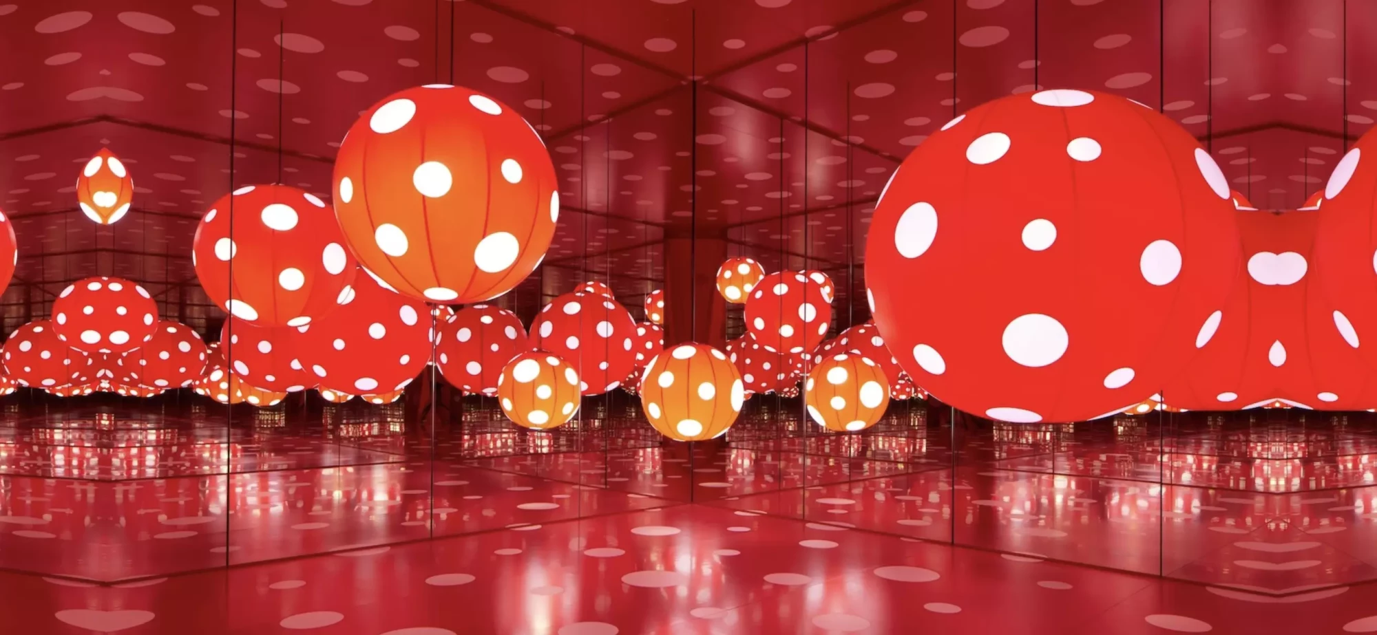 Dots Obsession, 2013 Vue d'installation de l'exposition du Festival international de Manchester 2023 « Yayoi Kusama: You, Me and the Balloons » aux studios Aviva. Images © David Levene.David Levene