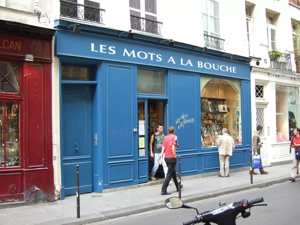 1280px-Paris_-_Les_Mots_a_la_Bouche (1)