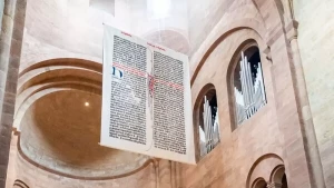 205086948-exposition-de-la-plus-grande-page-imprimee-de-la-bible-de-gutenberg-a-strasbourg-1-1600x900