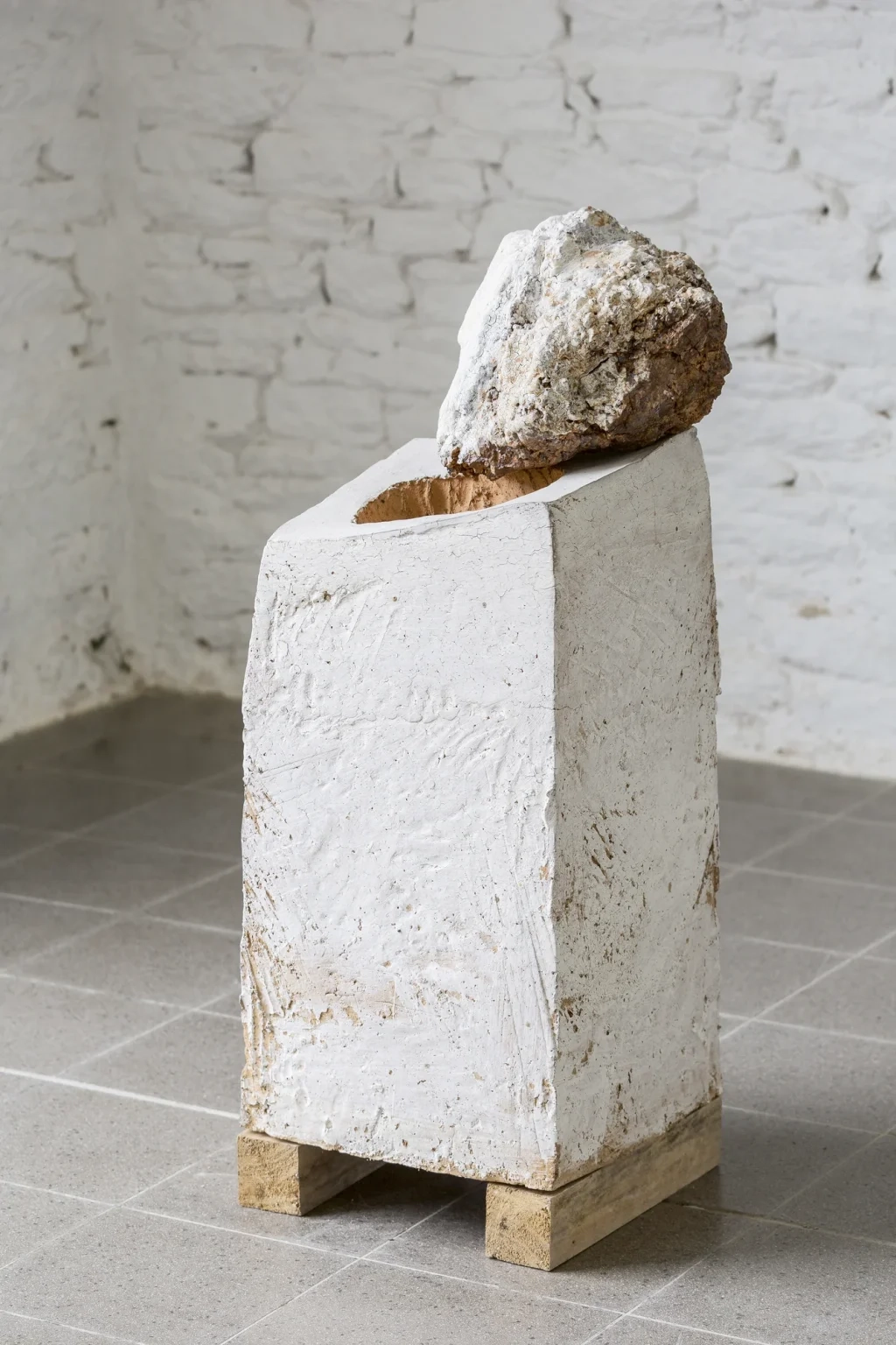 daniel_pontoreau_arrachee_blanche_2016_terre_cuite_terre_native_bois_104x43x43cm_photo_illes_sarkantyu_adagp_paris-1024x1536