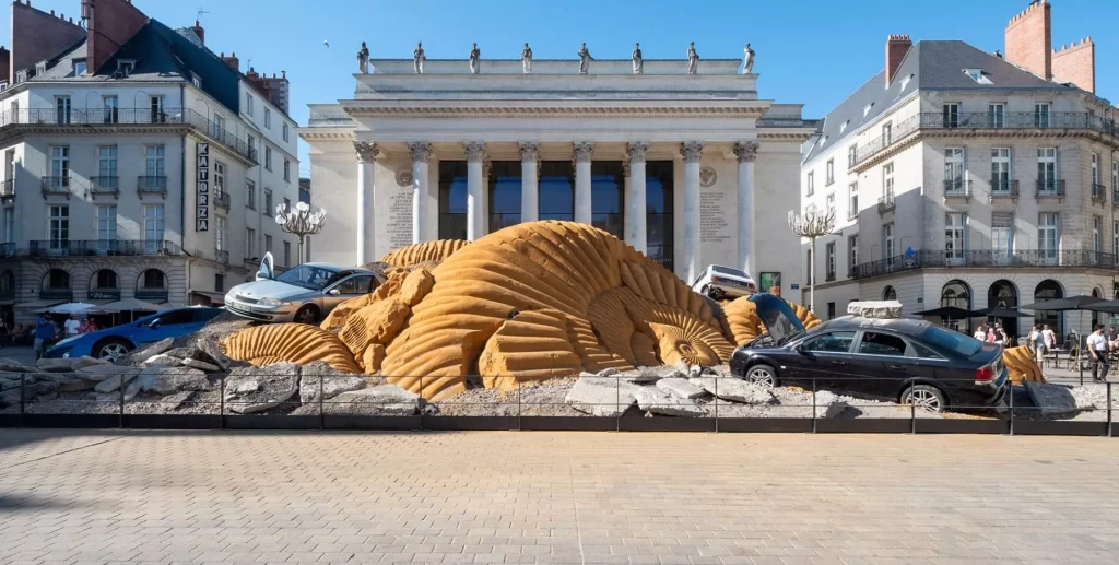 Header-Theo-Mercier-Fossil-Opera-Le-Voyage-a-Nantes-2026-©-Martin-Argyroglo-_-LVAN-4-1800x909