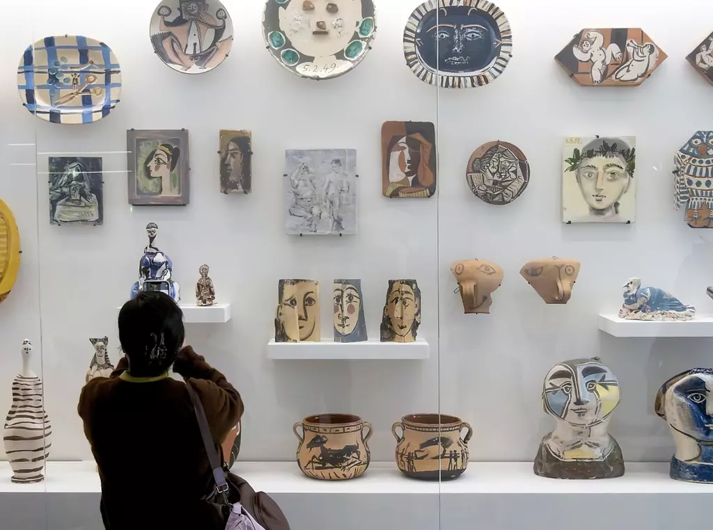 Les vitrines de céramiques au musée Picasso Paris © Frank Nowikowski / Alamy / hemis